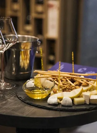 Игристые вина России с ароматными легкими сырами. Дегустация на Бауманской